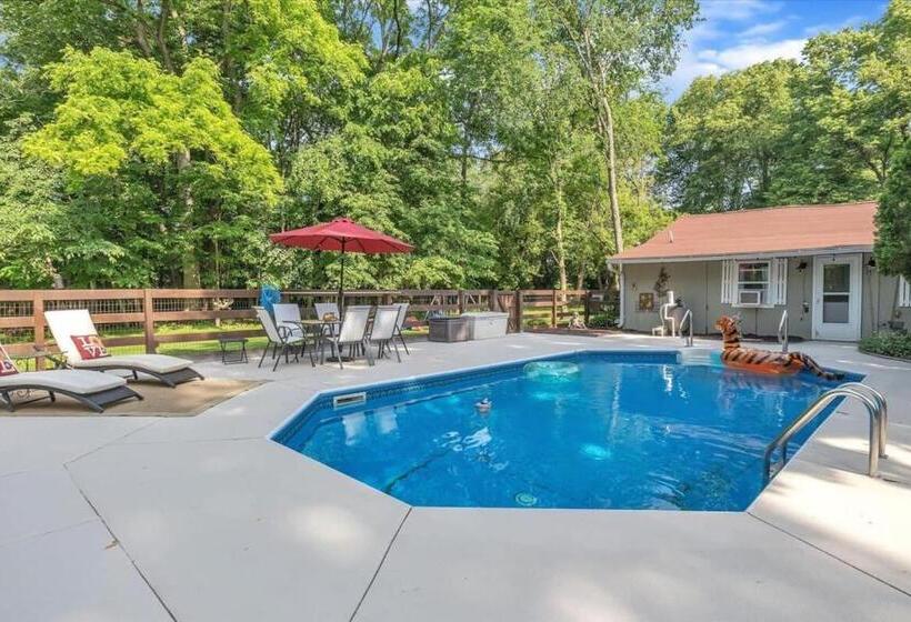 Deck & Modern Amenities! Hollyhock Hideaway