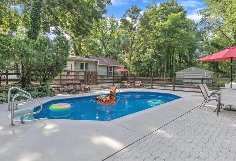 Deck & Modern Amenities! Hollyhock Hideaway