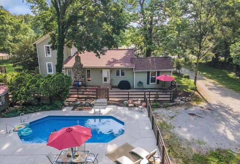 Deck & Modern Amenities! Hollyhock Hideaway