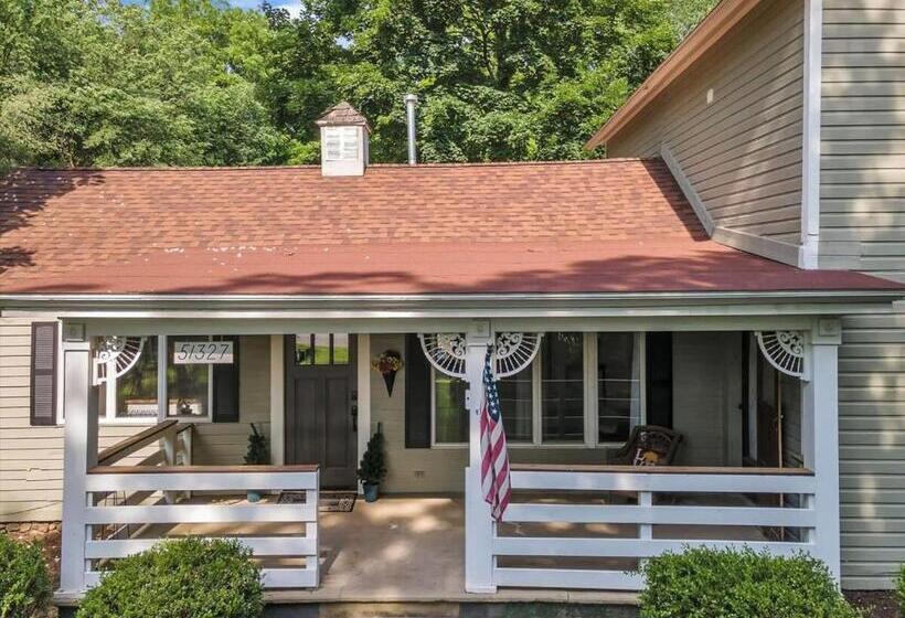 Deck & Modern Amenities! Hollyhock Hideaway