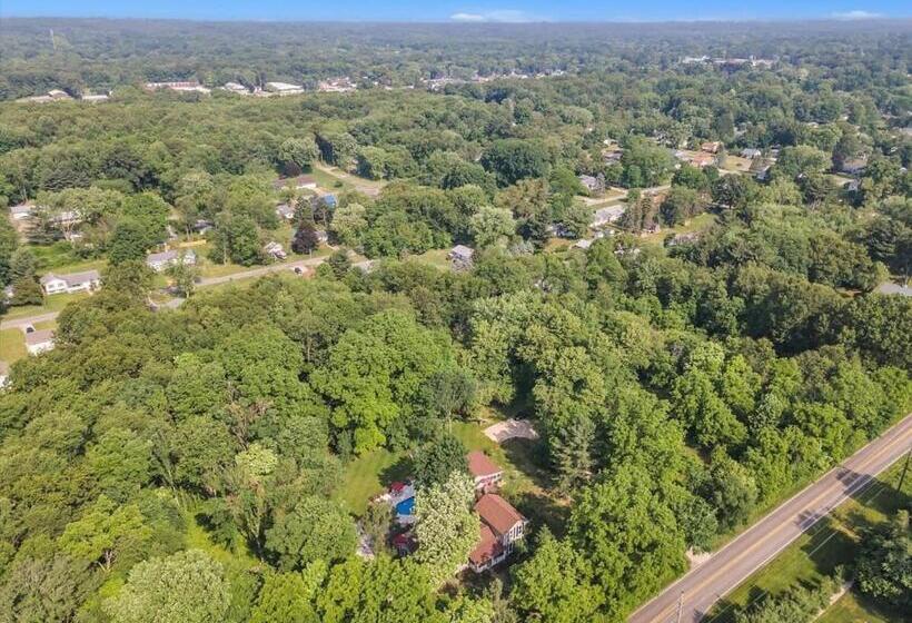 Deck & Modern Amenities! Hollyhock Hideaway