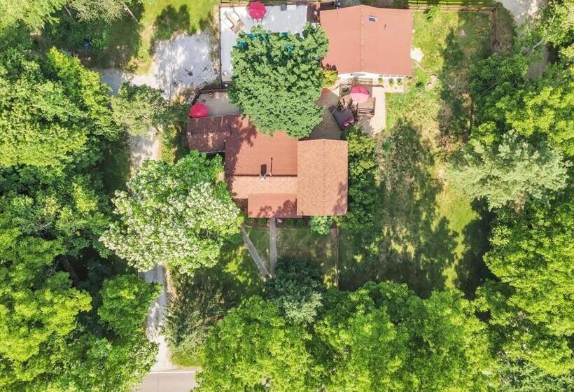 Deck & Modern Amenities! Hollyhock Hideaway