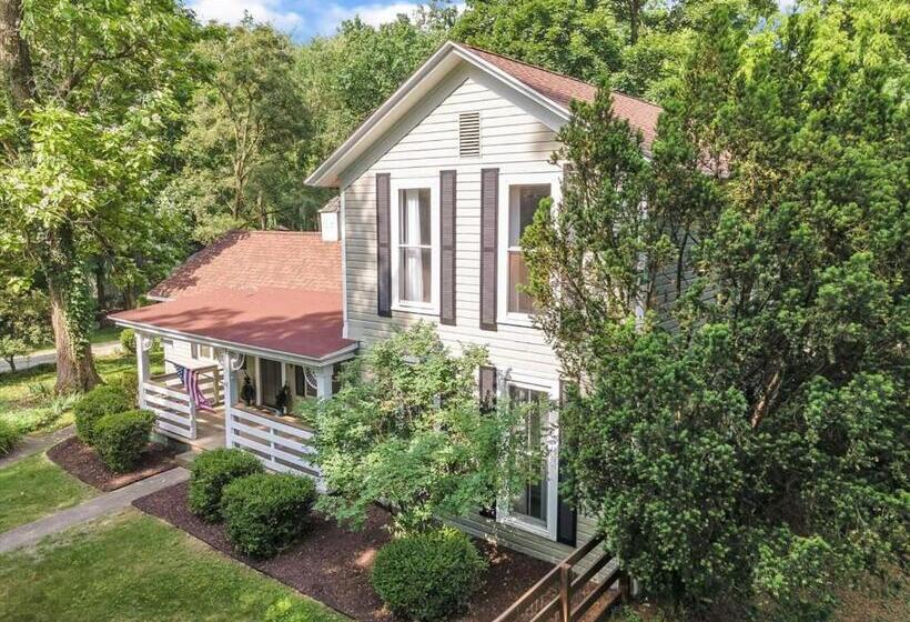 Deck & Modern Amenities! Hollyhock Hideaway