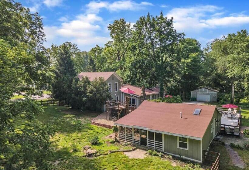 Deck & Modern Amenities! Hollyhock Hideaway