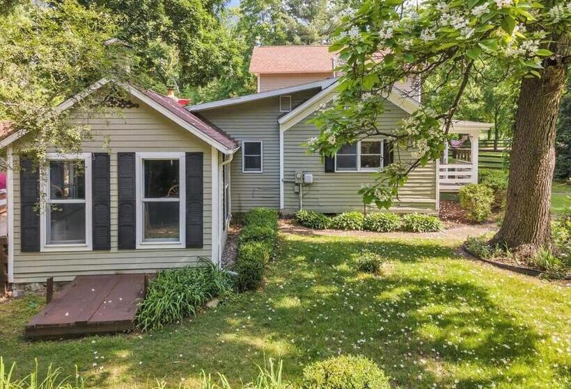 Deck & Modern Amenities! Hollyhock Hideaway