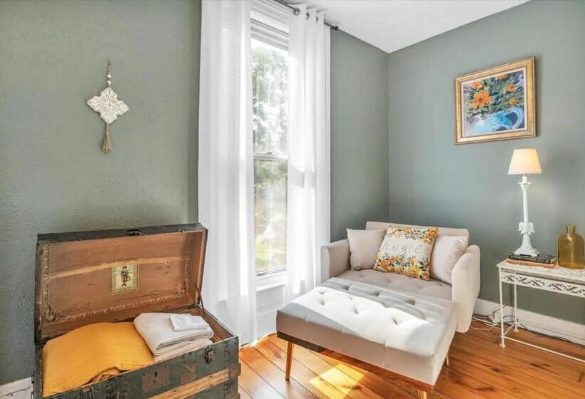 Deck & Modern Amenities! Hollyhock Hideaway