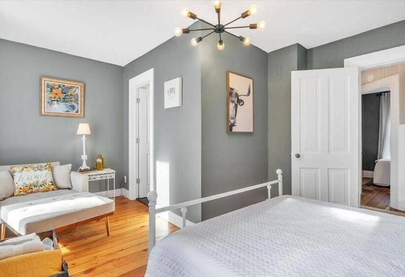 Deck & Modern Amenities! Hollyhock Hideaway