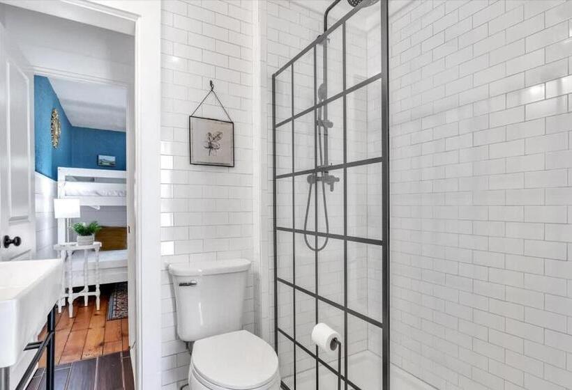 Deck & Modern Amenities! Hollyhock Hideaway