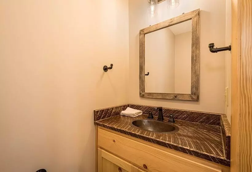 Mountain Crest Lodge