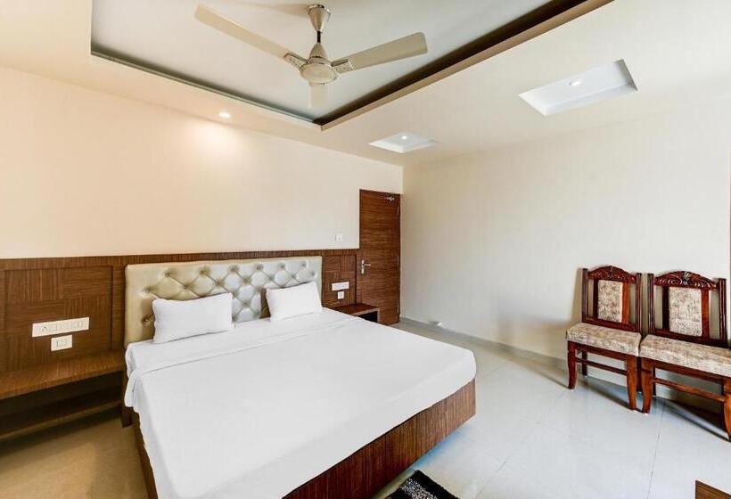 ホテル Capital O 86823  Subhadarsan