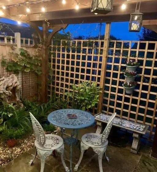 The Snug In Cheltenham, Leckhampton   A Cosy & Unique Space