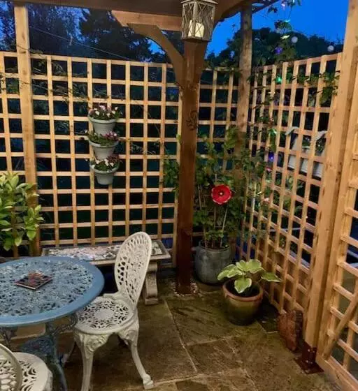 The Snug In Cheltenham, Leckhampton   A Cosy & Unique Space