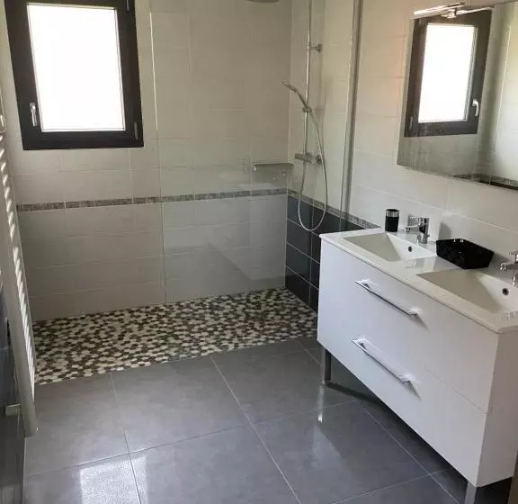 Maison Moderne Avec Piscine Chauffée