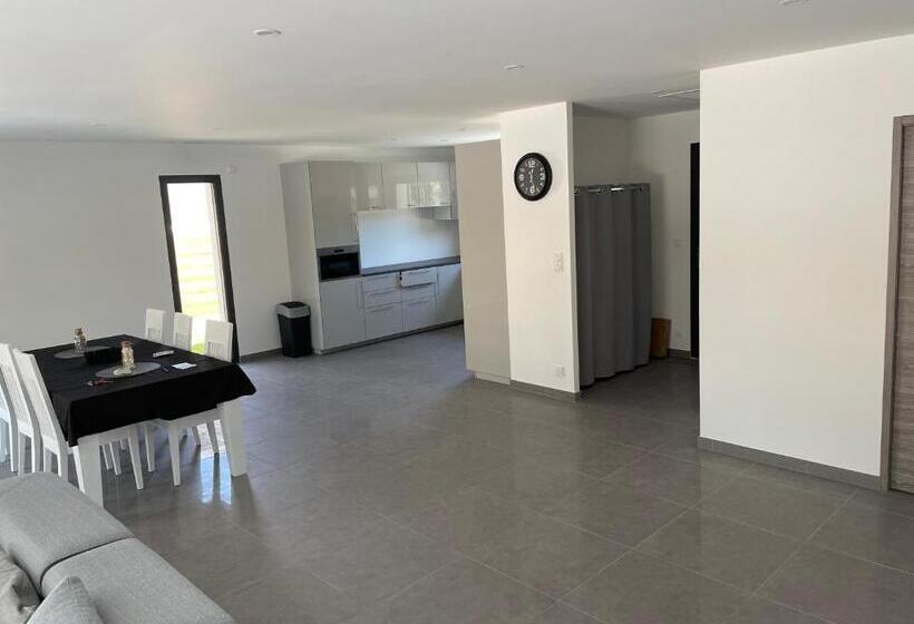 Maison Moderne Avec Piscine Chauffée