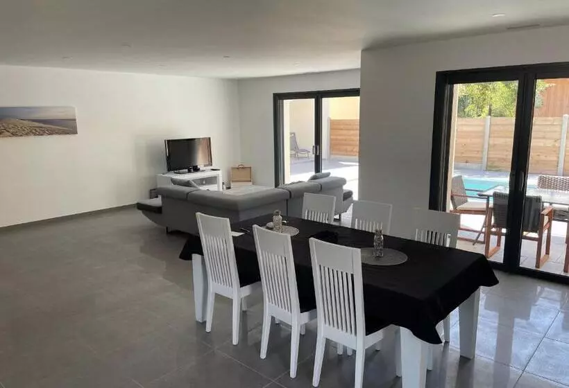 Maison Moderne Avec Piscine Chauffée