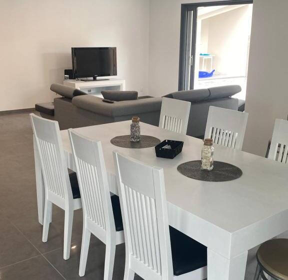 Maison Moderne Avec Piscine Chauffée