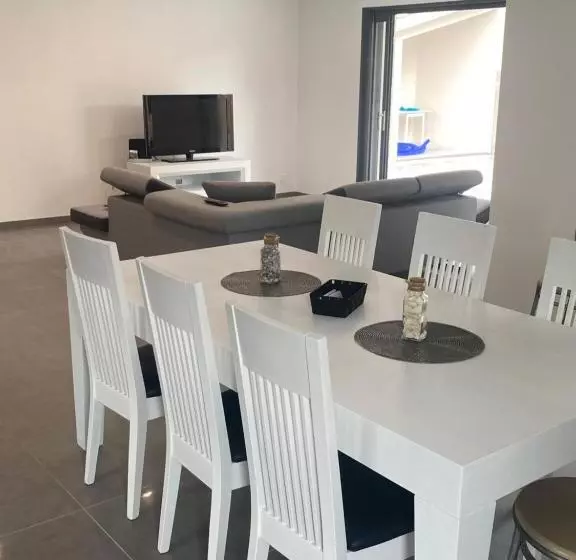 Maison Moderne Avec Piscine Chauffée