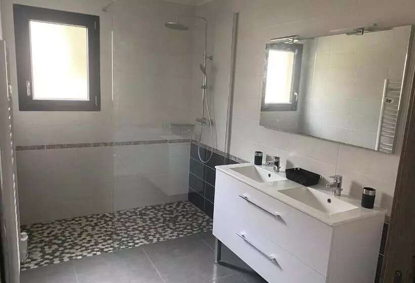 Maison Moderne Avec Piscine Chauffée