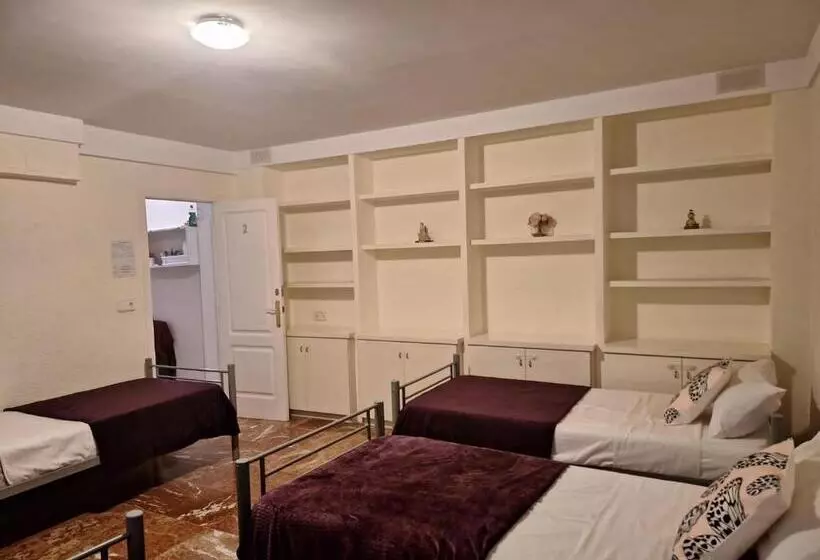 هاستل Pension El Dorado