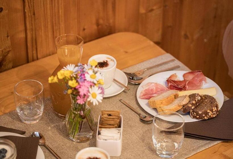 פנסיון Moie  Camere