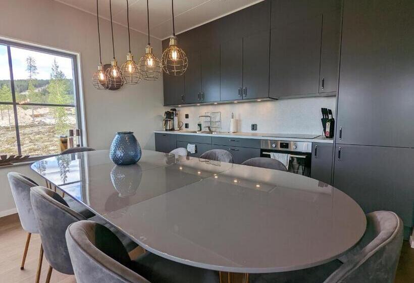 Poolorama Lodge   With Magnificent Mountain View