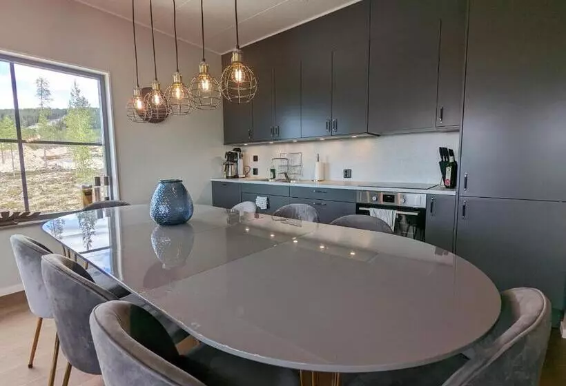 Poolorama Lodge   With Magnificent Mountain View