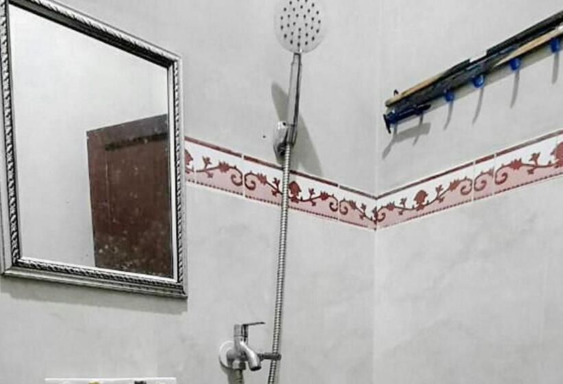 فندق Central House Karimunjawa Mitra Reddoorz