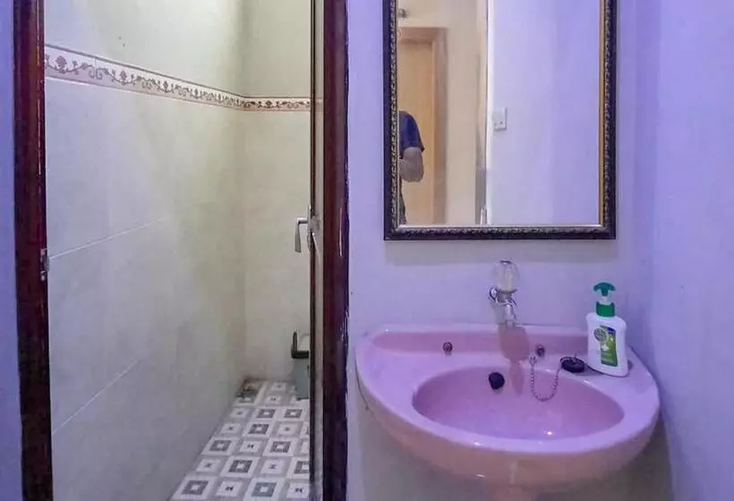 Hotelli Central House Karimunjawa Mitra Reddoorz
