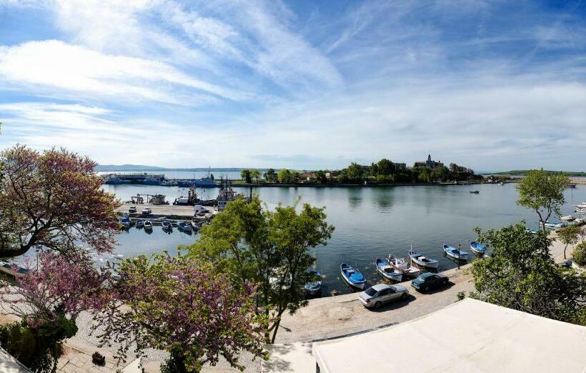 פנסיון House Diona