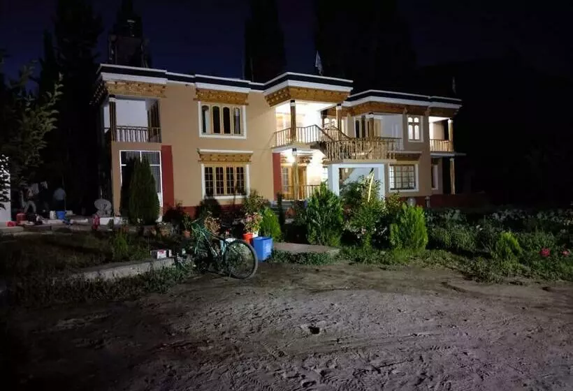 ペンション La Tsas Guest House