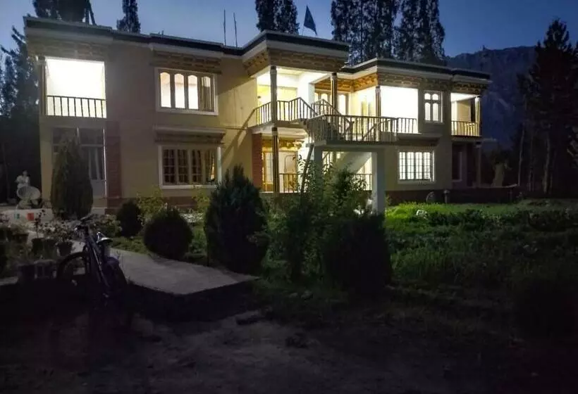 ペンション La Tsas Guest House