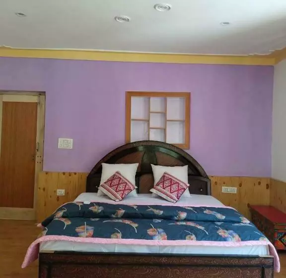 ペンション La Tsas Guest House