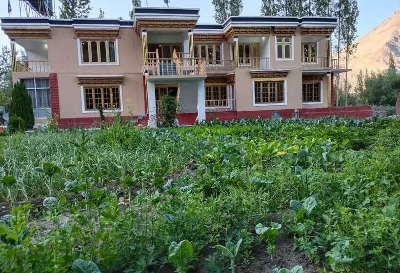 ペンション La Tsas Guest House