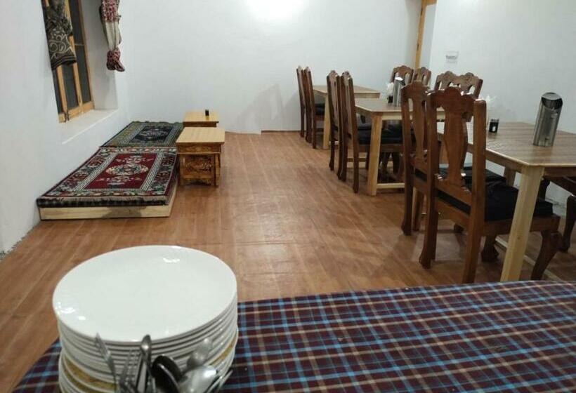 Pensão La Tsas Guest House