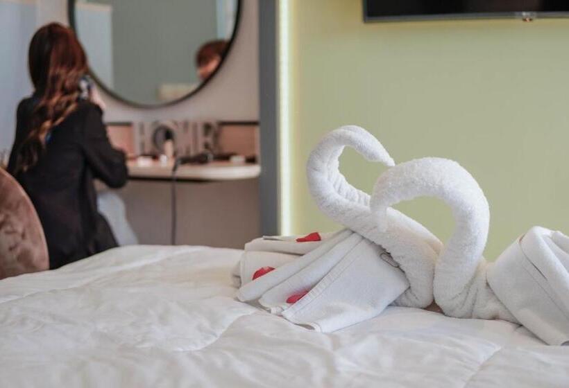 Emka Lodge Studio Room The Vertu Apartemen Ciputra World Surabaya