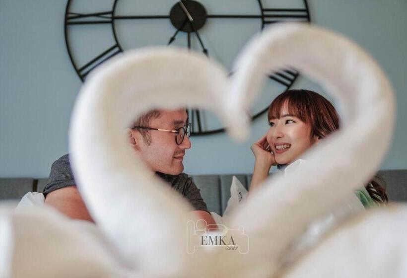 Emka Lodge Studio Room The Vertu Apartemen Ciputra World Surabaya