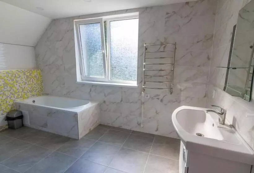 ホテル садиба під лісом