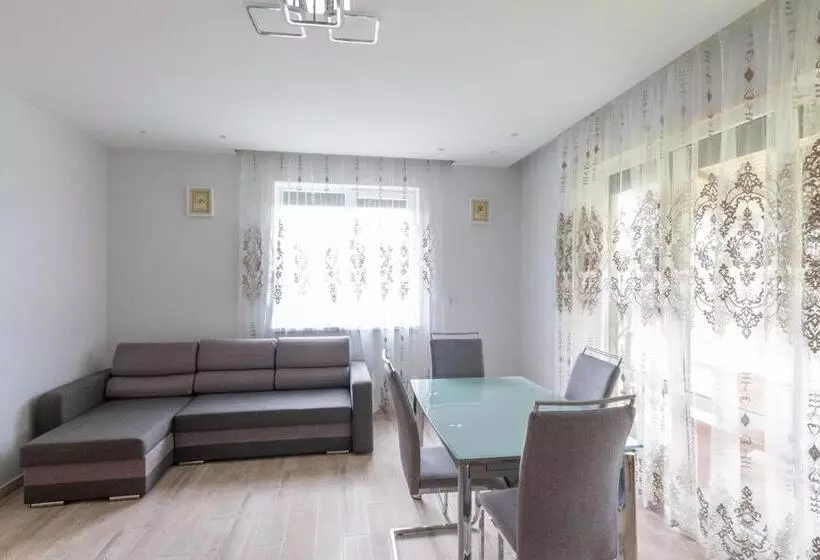 ホテル садиба під лісом