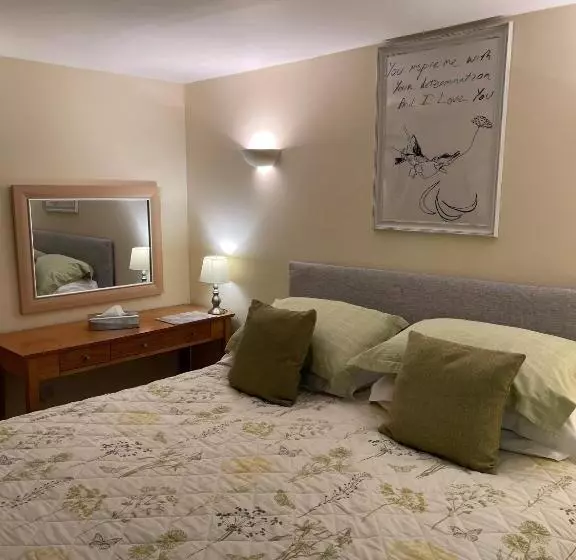 Ground Floor Garden Cottage, Near Stonehenge