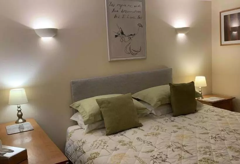 Ground Floor Garden Cottage, Near Stonehenge