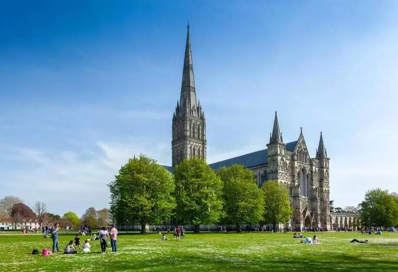 Ground Floor Garden Cottage, Near Stonehenge