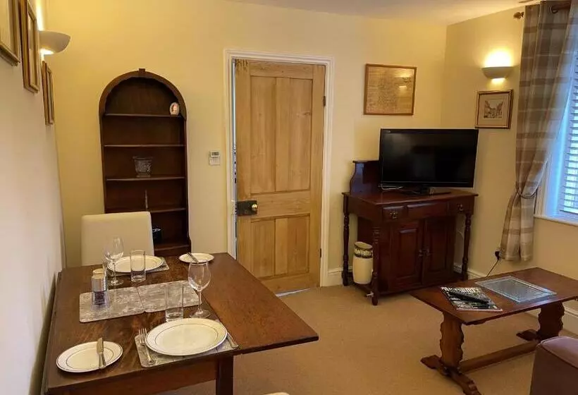 Ground Floor Garden Cottage, Near Stonehenge