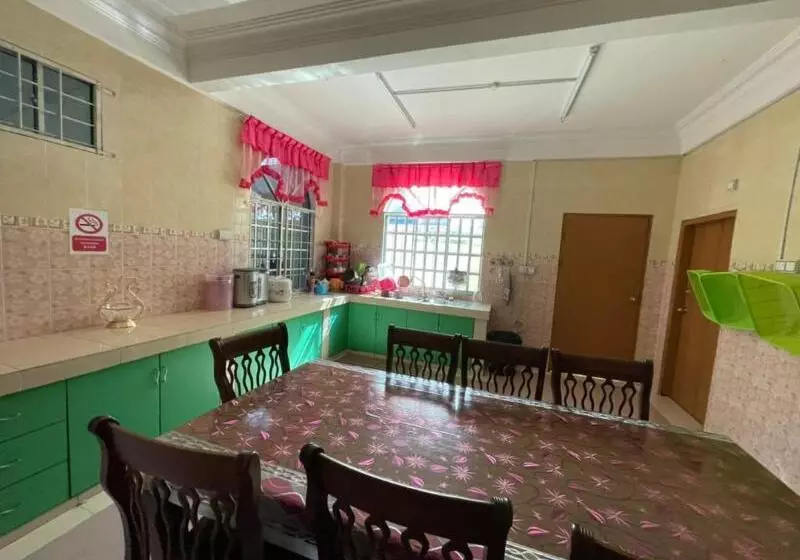 Hotelli Oyo 90425 Embun Homestay 1
