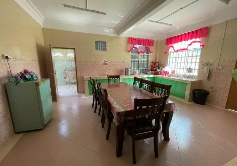 Hotelli Oyo 90425 Embun Homestay 1