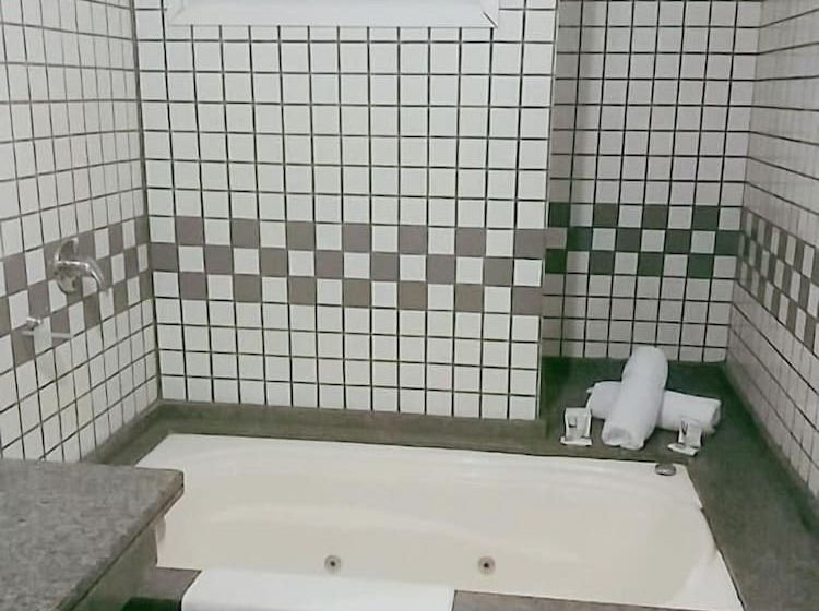 Отель Saint James Palace