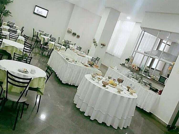 Отель Saint James Palace