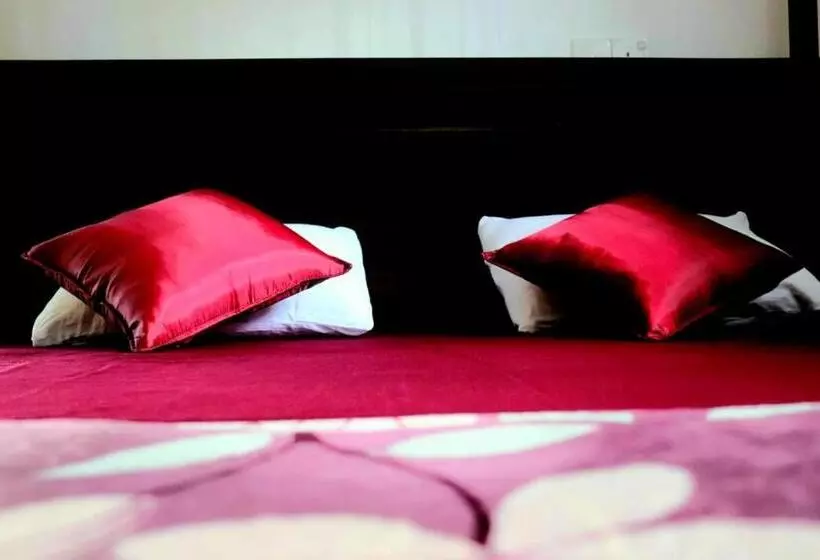 Majatalo Rainforest River Bay