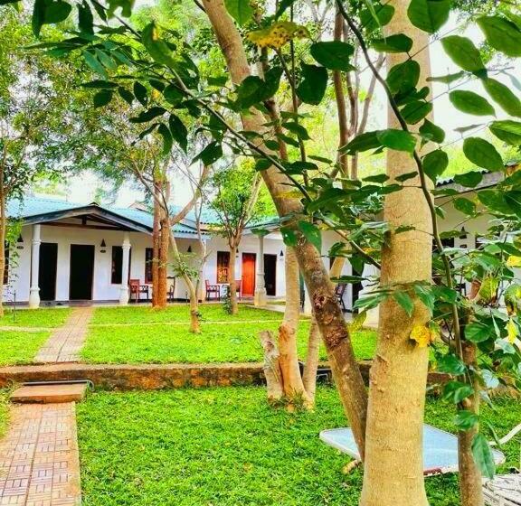 בית מלון כפרי Kingfisher Resort & Retreat Sigiriya