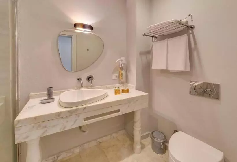 Отель La Brezza Suite &