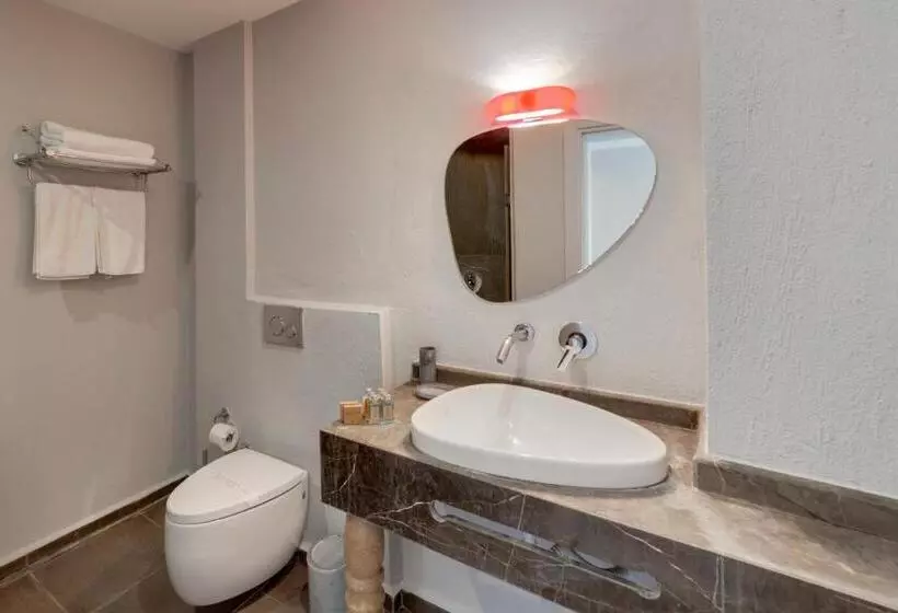 Отель La Brezza Suite &